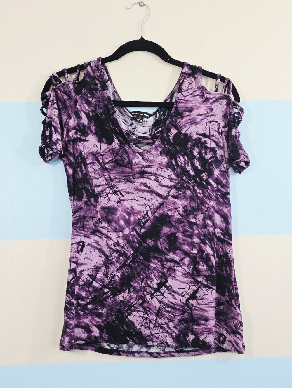 Rock & Republic Purple & Black Tie-Dye Cold-Shoulder V-Neck Tee - Picture 2 of 7